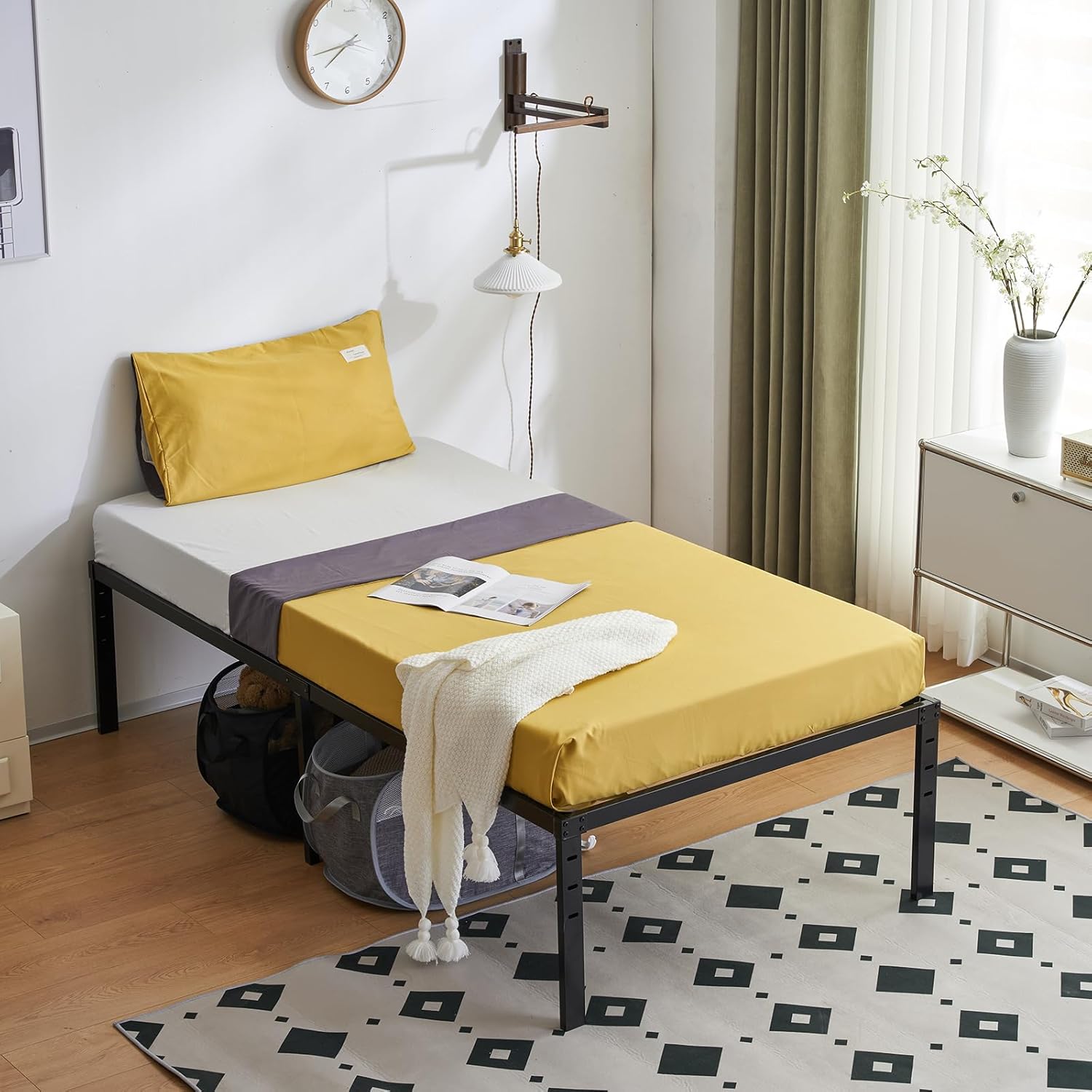 con cabecero de almacenamiento y luces LED, Marco de cama de metal con estación de carga y puerto USB, Cama de plataforma tamaño Queen con listones resistentes, No se necesita somier, Roble negro