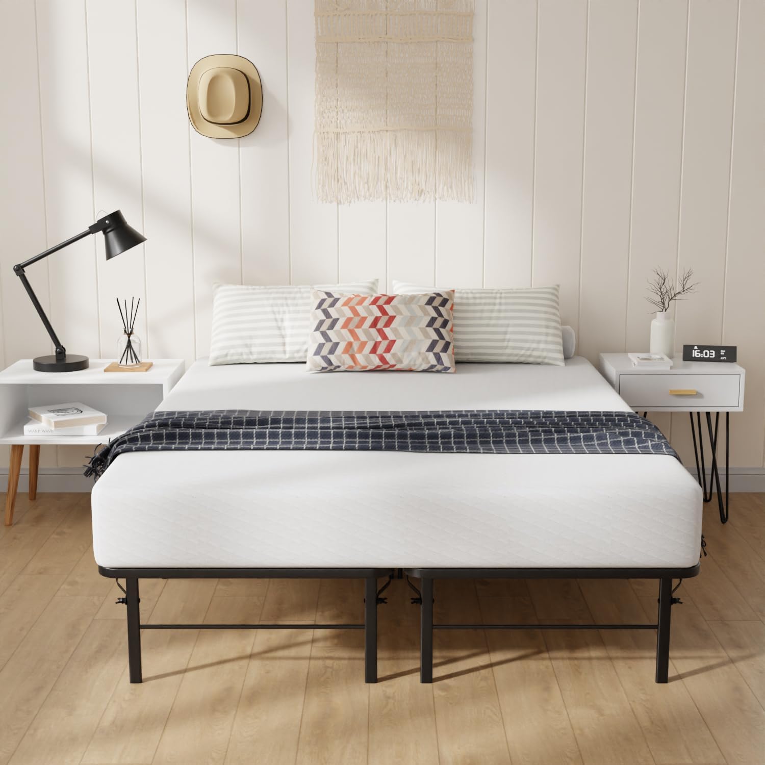 con cabecero de almacenamiento y luces LED, Marco de cama de metal con estación de carga y puerto USB, Cama de plataforma tamaño Queen con listones resistentes, No se necesita somier, Roble negro